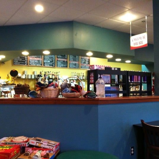 Das Foto wurde bei Yola&#39;s Café &amp; Coffee Shop of Madison von Brad A. am 12/27/2011 aufgenommen