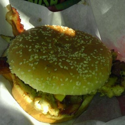 รูปภาพถ่ายที่ Burger House โดย DJ C. เมื่อ 9/25/2011