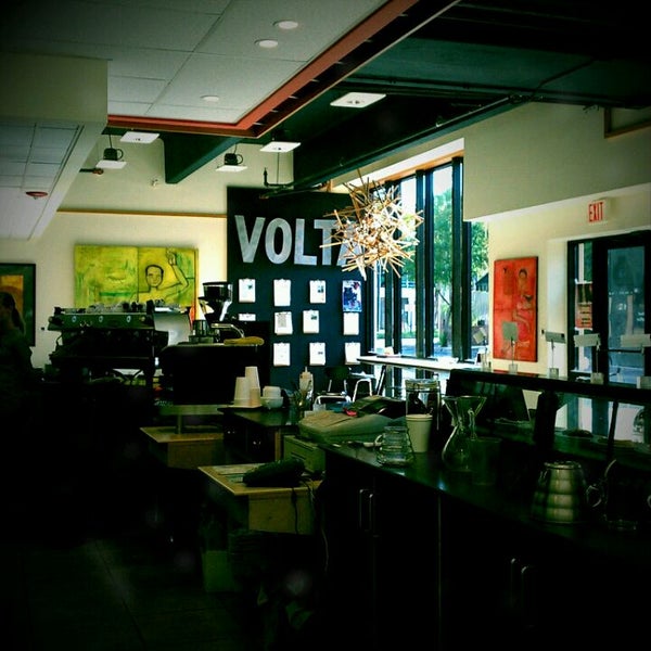 รูปภาพถ่ายที่ Volta Coffee, Tea &amp; Chocolate โดย Keep It B. เมื่อ 7/20/2011