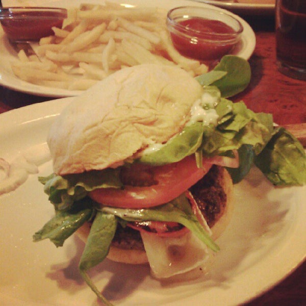 Снимок сделан в The Burger Saloon пользователем sarah mel 6/1/2012