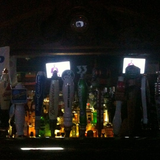 รูปภาพถ่ายที่ The Village Tavern โดย Hanna B. เมื่อ 4/13/2012