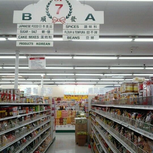 Снимок сделан в Shun Fat Supermarket пользователем Go T. 6/4/2012.