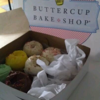 5/24/2012 tarihinde Tracy A.ziyaretçi tarafından Buttercup Bake Shop'de çekilen fotoğraf