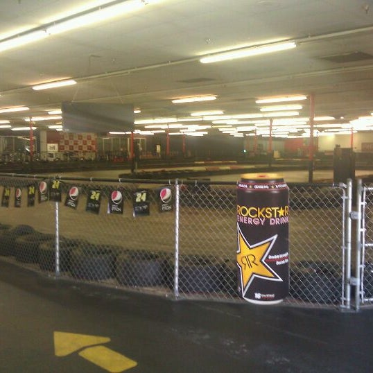 รูปภาพถ่ายที่ Track 21 Indoor Karting &amp; More โดย Detrick L. เมื่อ 8/29/2011