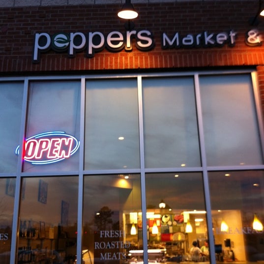 Foto tirada no(a) Peppers Market por Magic M. em 2/21/2011