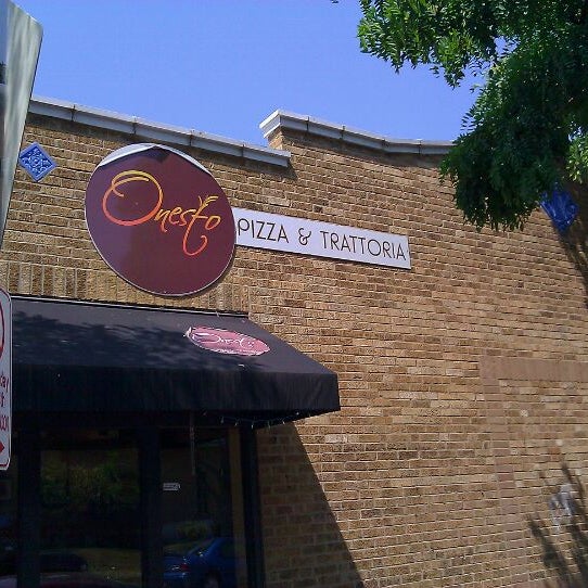 Photo taken at Onesto Pizza &amp; Trattoria by Harry Z. on 9/3/2011