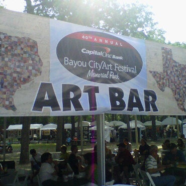 รูปภาพถ่ายที่ Bayou City Art Festival Memorial Park โดย Natalia B. เมื่อ 3/27/2011