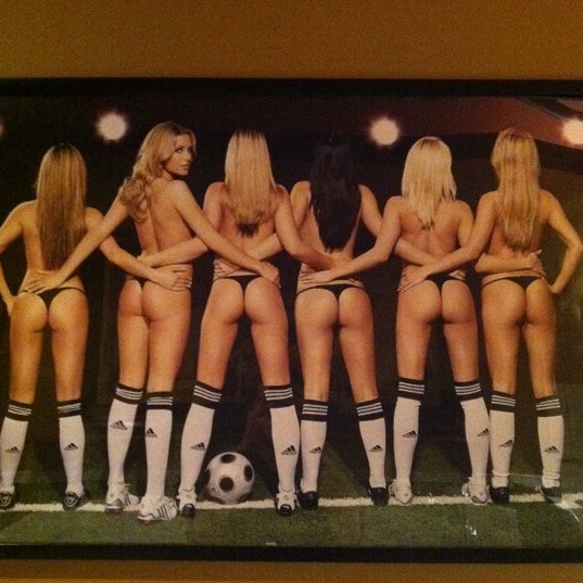 Снимок сделан в The Three Lions: A World Football Pub пользователем Will P. 10/9/2011