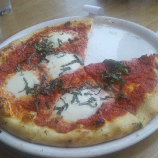10/7/2011 tarihinde Michael D.ziyaretçi tarafından Pizzeria Fondi'de çekilen fotoğraf