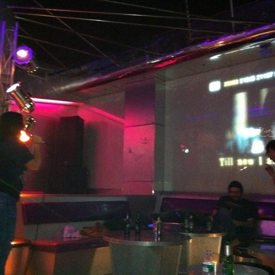 Foto tomada en Chorus Karaoke &amp; Lounge  por Alan W. el 1/16/2011