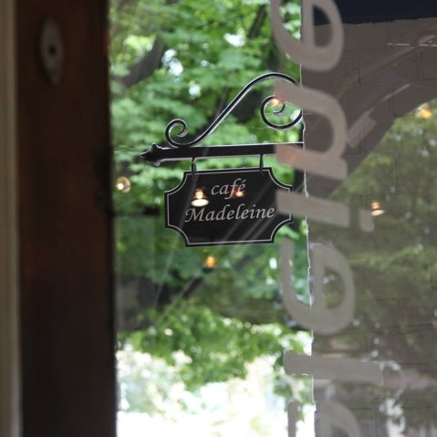 รูปภาพถ่ายที่ cafe madeleine โดย Kees d. เมื่อ 7/18/2011