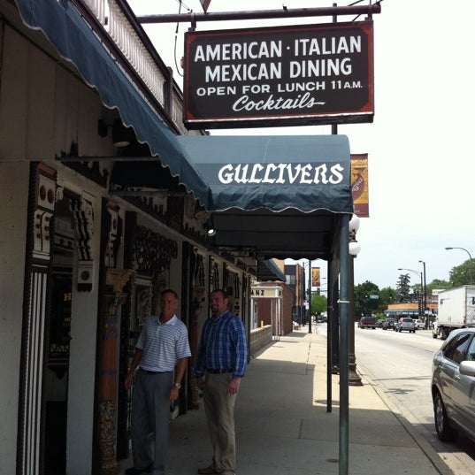 Foto tomada en Gullivers Pizza and Pub Chicago  por Cindy W. el 6/21/2011