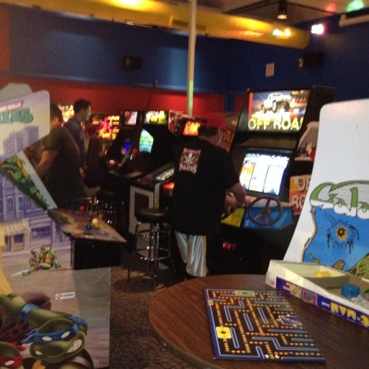 8/15/2012 tarihinde Ed H.ziyaretçi tarafından Yestercades Arcade'de çekilen fotoğraf