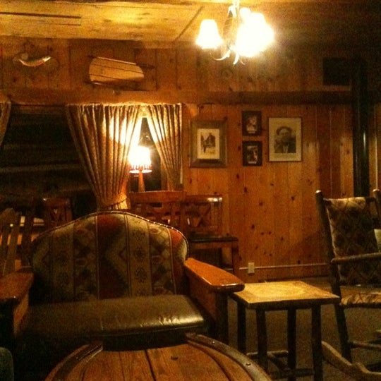 Foto tirada no(a) The Lakefront Restaurant por Robert W. em 3/15/2012