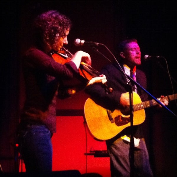 รูปภาพถ่ายที่ Molly Malone&#39;s Irish Pub &amp; Restaurant โดย Paul H. เมื่อ 5/12/2012