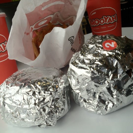 Foto diambil di MOOYAH Burgers, Fries &amp; Shakes oleh 🔥ɖⓐNⓙƲι🔥 . pada 3/31/2012