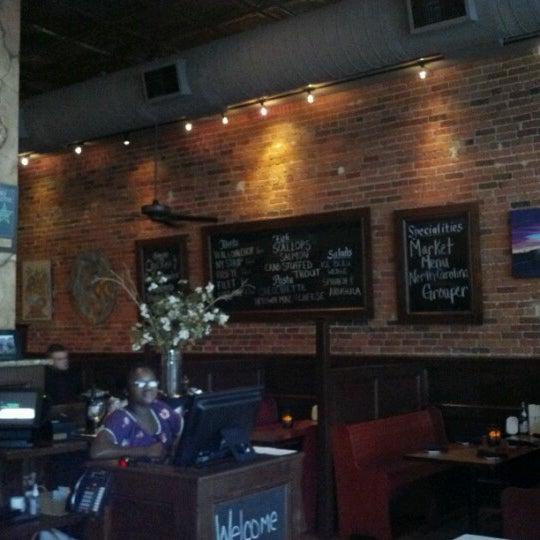 Photo prise au The Peak City Grill &amp; Bar par CaraLynn T. le7/23/2012