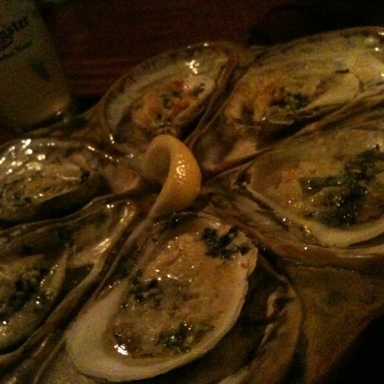 Foto tirada no(a) Mine Oyster Restaurant &amp; Raw Bar por Emily R. em 6/10/2012