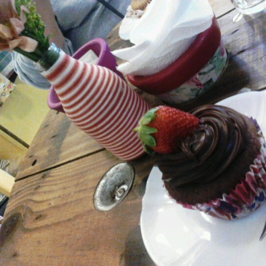 Das Foto wurde bei The Cake is on the Table von Camila B. am 8/8/2012 aufgenommen