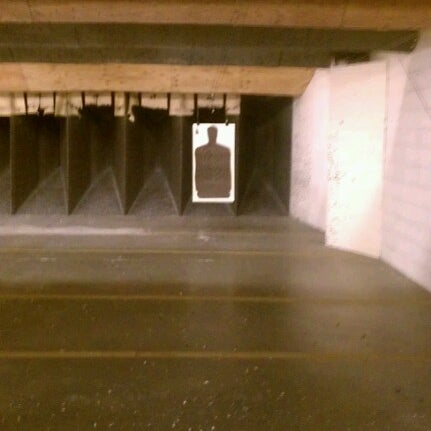 Foto tirada no(a) ATP Gun Shop &amp; Range por Desi T. em 7/4/2012