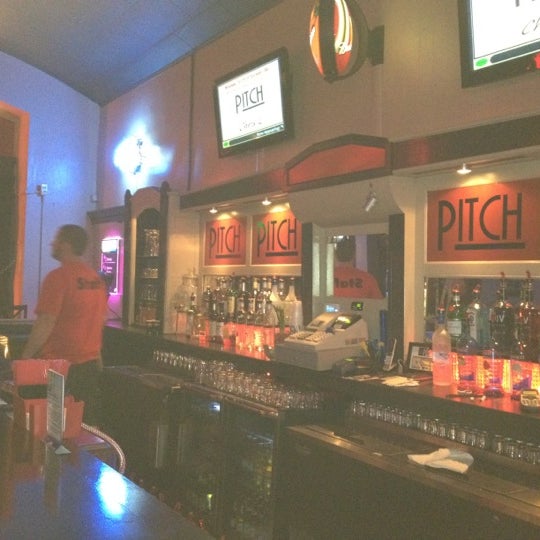 5/9/2012 tarihinde Brent R.ziyaretçi tarafından Pitch Karaoke Bar'de çekilen fotoğraf