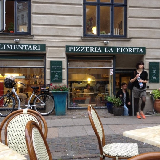 รูปภาพถ่ายที่ Pizzeria La Fiorita โดย Chris K. เมื่อ 9/4/2012