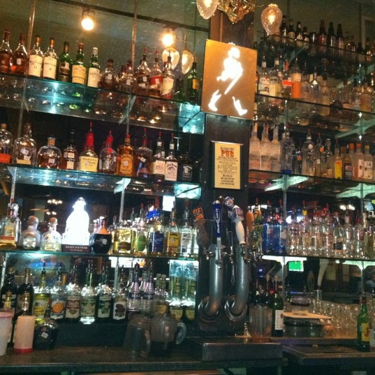 Foto diambil di West End Pub oleh Chung T. pada 3/27/2012
