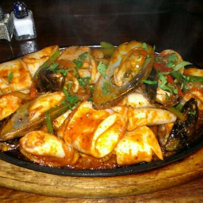 Das Foto wurde bei Mancora Peruvian Restaurant &amp; Bar von Deb Y. am 2/17/2012 aufgenommen