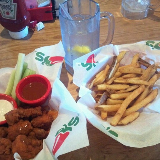 Photo taken at Chili&#39;s Grill &amp; Bar by Ryan V. on 6/28/2012