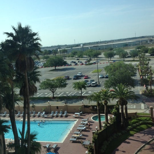 Das Foto wurde bei The Florida Hotel &amp; Conference Center von Ana Carolina L. am 3/30/2012 aufgenommen