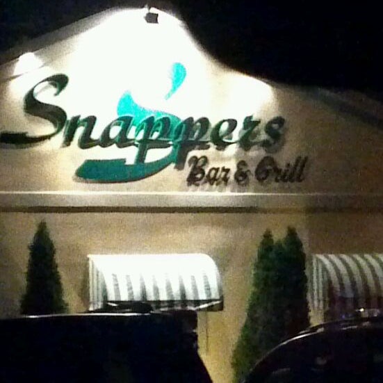 รูปภาพถ่ายที่ Snapper&#39;s Bar and Grill โดย Amber Ice เมื่อ 5/25/2012