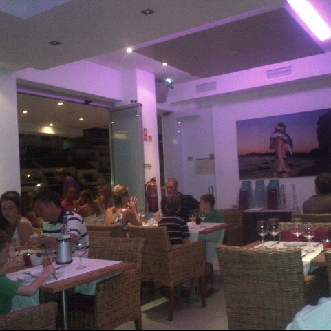 Снимок сделан в Onze Restaurant &amp; Bar пользователем Simon J. 8/19/2012
