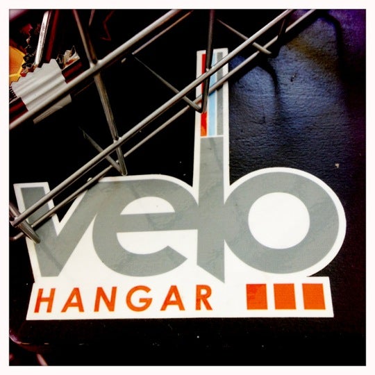 รูปภาพถ่ายที่ Velo Hangar โดย Ryan S. เมื่อ 7/28/2012