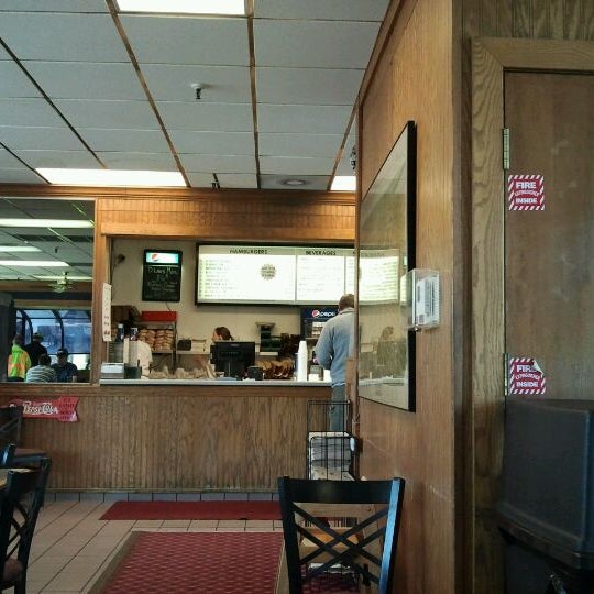 Das Foto wurde bei D. Lish&#39;s Great Hamburgers von Dustin W. am 5/19/2012 aufgenommen