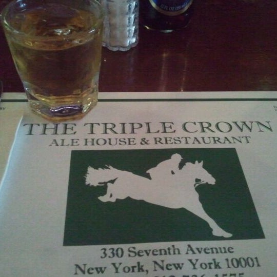 รูปภาพถ่ายที่ The Triple Crown Ale House &amp; Restaurant โดย dennis เมื่อ 4/20/2012