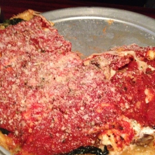 3/28/2012 tarihinde Frank S.ziyaretçi tarafından Kylie&#39;s Chicago Pizza'de çekilen fotoğraf