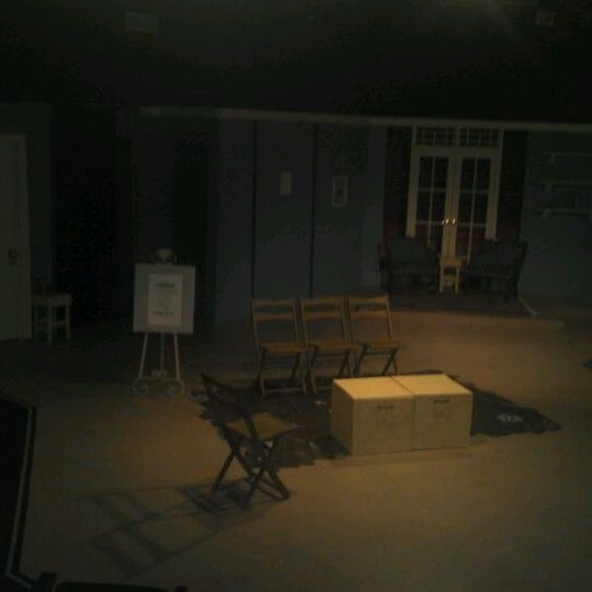 Das Foto wurde bei Theatre Suburbia von Bob G. am 2/24/2012 aufgenommen