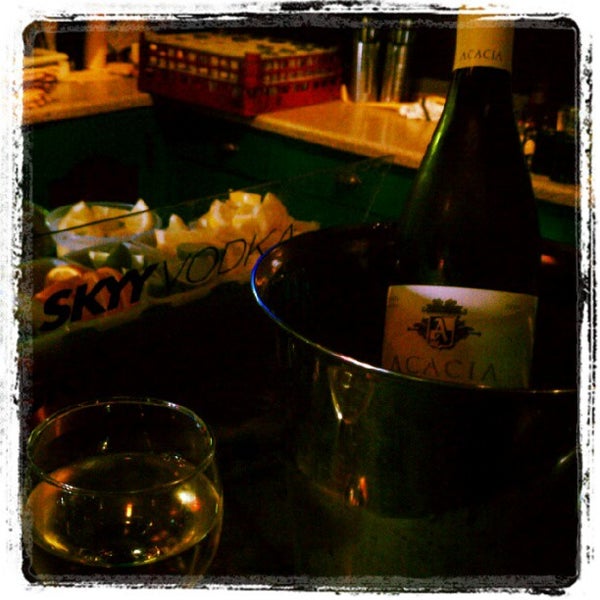 Foto diambil di Bombay Bar and Grill oleh Suzie G. pada 5/27/2012