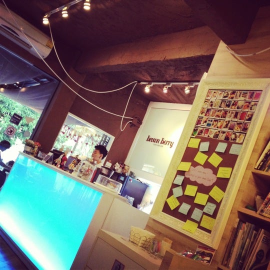Photo prise au Brown Berry Cafe &amp; Workspace (บราวน์เบอร์รี่) par AomEne K. le2/26/2012