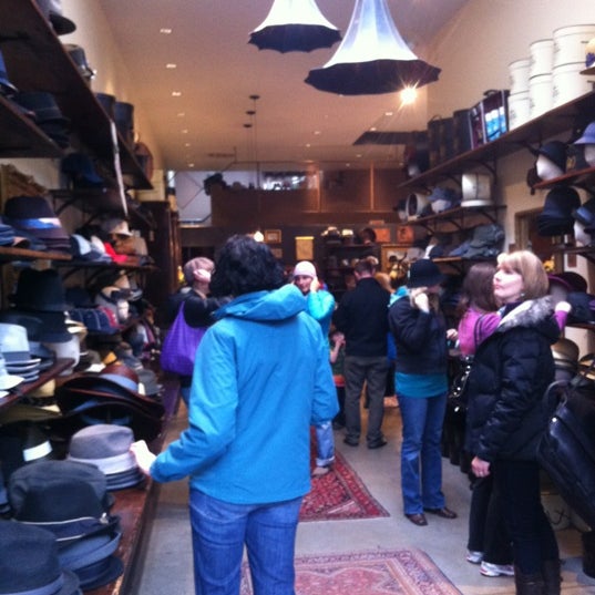 2/25/2012 tarihinde Richard W.ziyaretçi tarafından Goorin Bros. Hat Shop'de çekilen fotoğraf