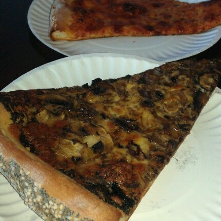 8/2/2012 tarihinde Luz d.ziyaretçi tarafından Grey Block Pizza'de çekilen fotoğraf