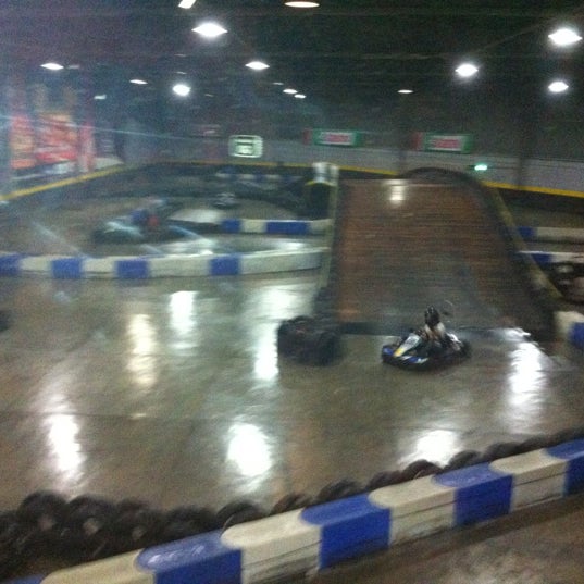Foto tirada no(a) Formula Kart Indoor por Rolando Z. em 6/17/2012