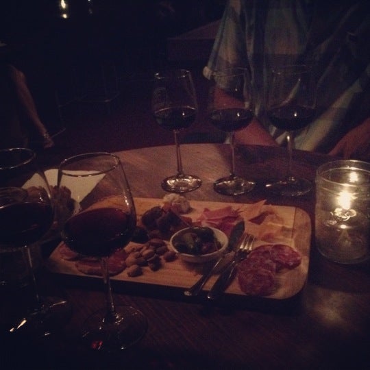 Foto scattata a 55° Wine Bar da Emily C. il 9/1/2012