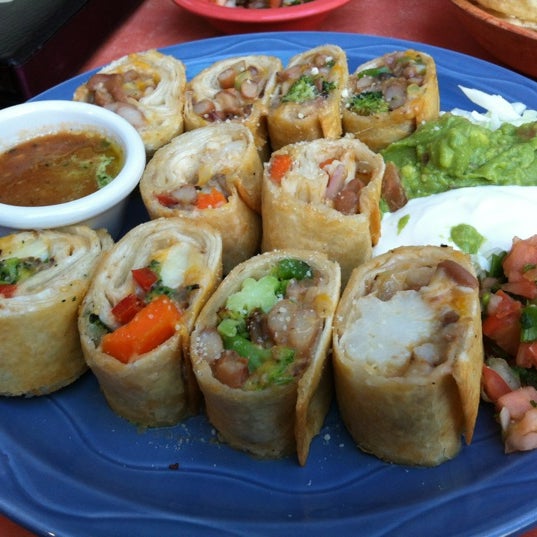 Das Foto wurde bei El Palomar Restaurant von Kelly S. am 6/24/2012 aufgenommen