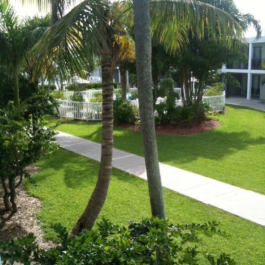 Снимок сделан в The Beachcomber Beach Resort Hotel пользователем Dr C. 7/19/2012