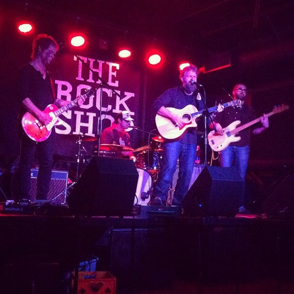 รูปภาพถ่ายที่ The Rock Shop โดย Bo D. เมื่อ 4/27/2012