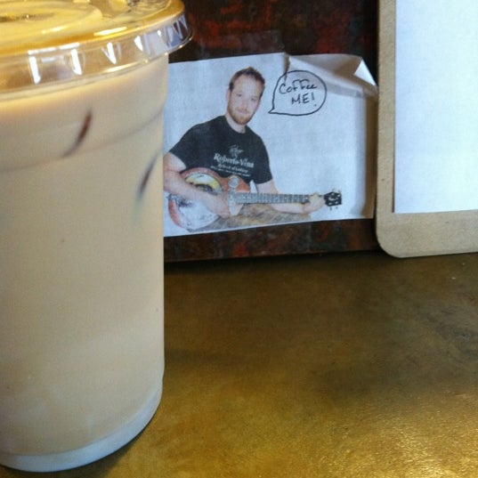 Снимок сделан в Alabaster Coffee Roaster &amp; Tea Co. пользователем Sean F. 8/2/2012