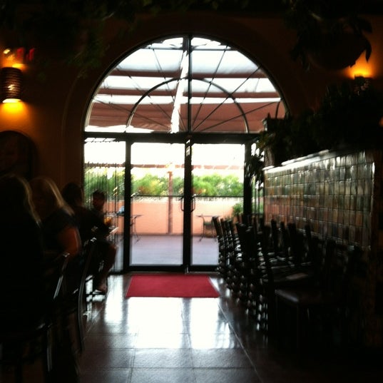 Foto tirada no(a) Los Barrios Mexican Restaurant por Alan F. em 5/19/2012