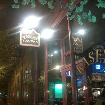 Foto tomada en Kasey&#39;s Tavern  por Lainey C. el 4/1/2012