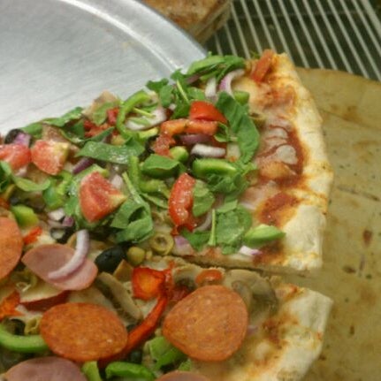 รูปภาพถ่ายที่ Isabella&#39;s Pizza โดย Nik J. เมื่อ 6/1/2012